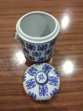 Peça decorativa de porcelana azul e branca