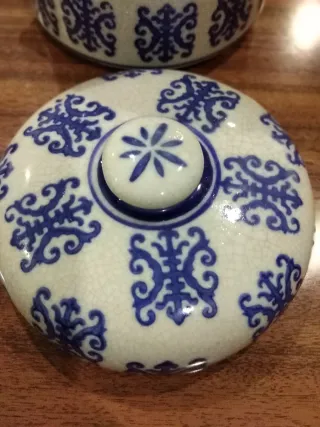 Peça decorativa de porcelana azul e branca