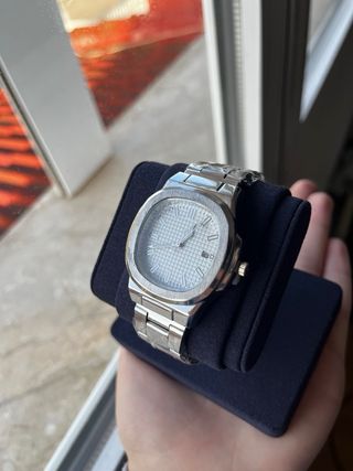 Reloj de pulsera plateado