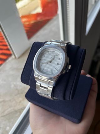 Reloj de pulsera plateado