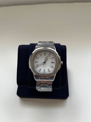 Reloj de pulsera plateado