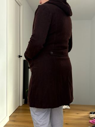 Abrigo de paño marrón con capucha