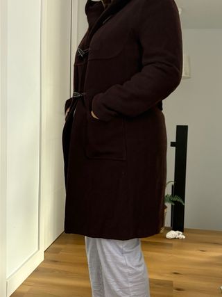 Abrigo de paño marrón con capucha
