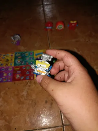 2 Figuras Super Zings Plateadas con Pergamino