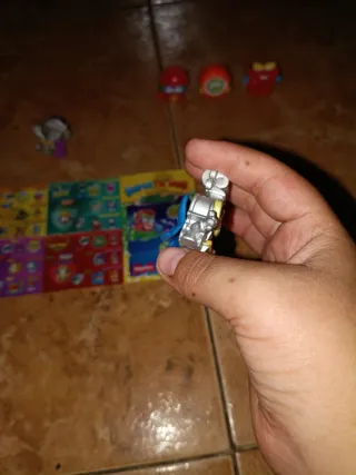 2 Figuras Super Zings Plateadas con Pergamino
