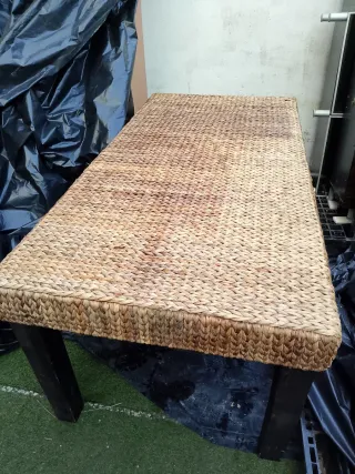 Mesa de mimbre con cristal y sillas