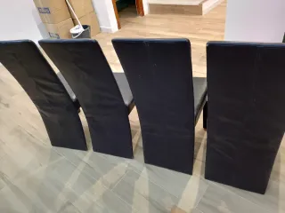 Mesa de mimbre con cristal y sillas