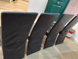 Mesa de mimbre con cristal y sillas