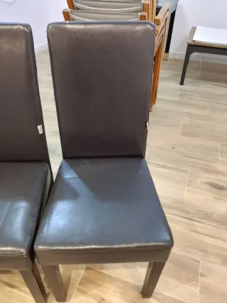 Mesa de mimbre con cristal y sillas