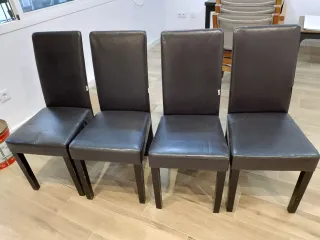 Mesa de mimbre con cristal y sillas