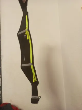 Riñonera deportiva negra y amarilla