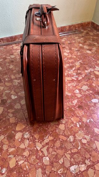 Maleta antigua de cuero marrón