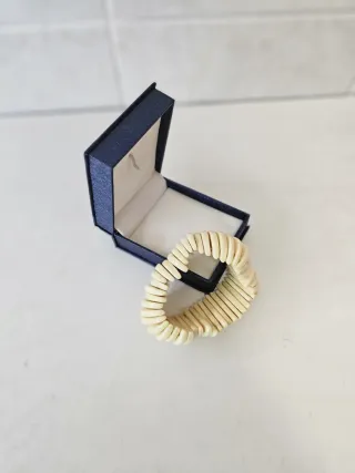 Pulsera beige y blanca