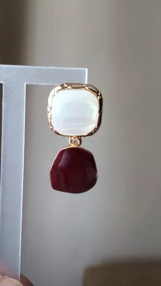 Pendientes mujer dorado con piedra burdeos