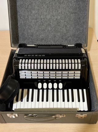 Acordeón Hohner 72 bajos