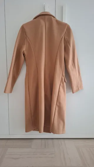 Cappotto elegante beige con bottoni oro