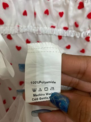 Vestido blanco con corazones rojos