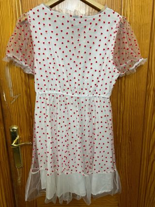 Vestido blanco con corazones rojos
