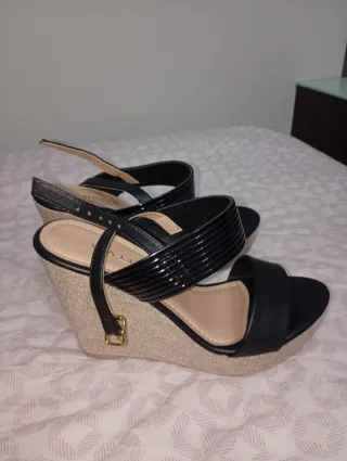 Sandalias de cuña Via L. negras y beige