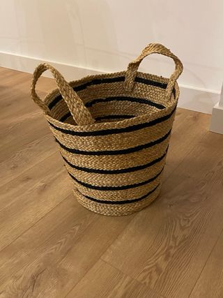 Cesto de mimbre con rayas negras