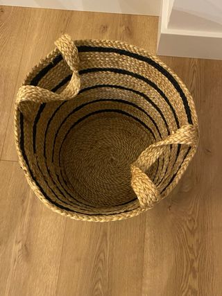 Cesto de mimbre con rayas negras