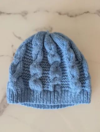 Gorro tejido azul con trenzas