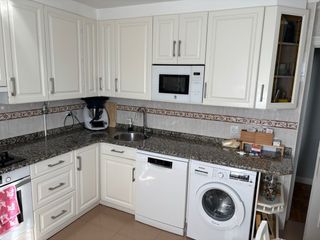 Cocina completa beige y blanca