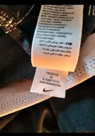 Pantalón azul marino de Nike.