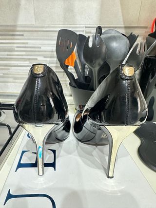 Guess Scarpe Tacchi Nere Oro