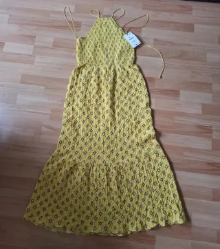 Vestido de verano amarillo estampado