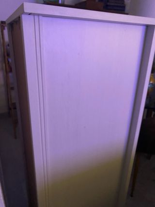 Cómoda auxiliar blanca y dorada