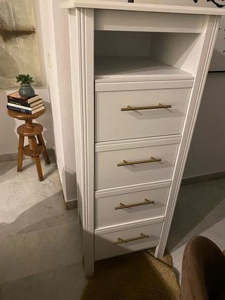 Cómoda auxiliar blanca y dorada