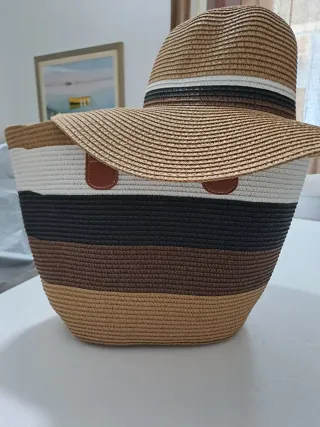 Borsa da spiaggia e cappello di paglia