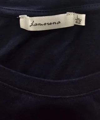 .Dos camisetas, talla L.