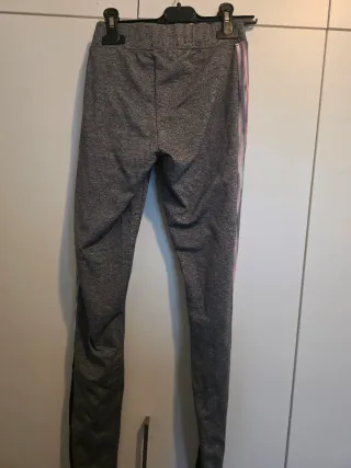 Mallas deportivas grises con detalles