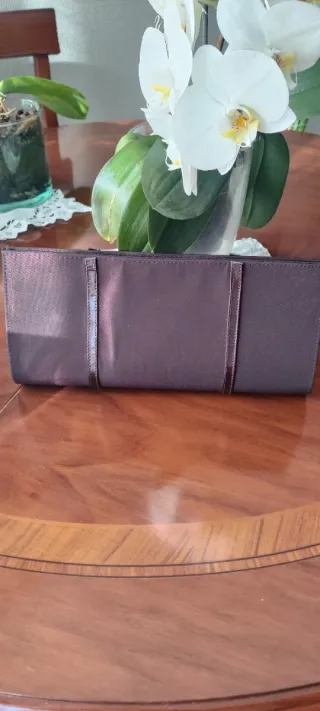 Cartera de mano negra y morada