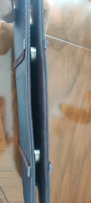 Cartera de mano negra y morada