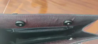 Cartera de mano negra y morada