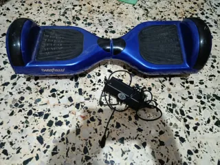 Patinete eléctrico azul con cargador