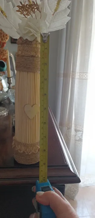 Jarrones hechos con palillería de madera y yute