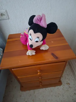 Peluche Minnie Mouse Disney gateando