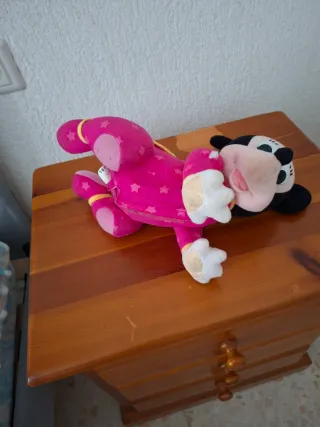 Peluche Minnie Mouse Disney gateando