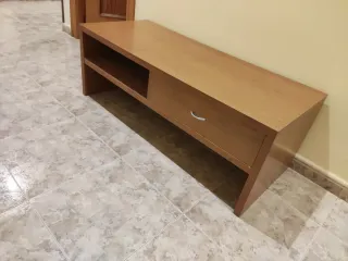 Mesa TV madera clara con cajón y hueco