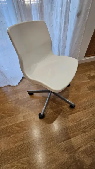 Silla de escritorio blanca con ruedas de ikea