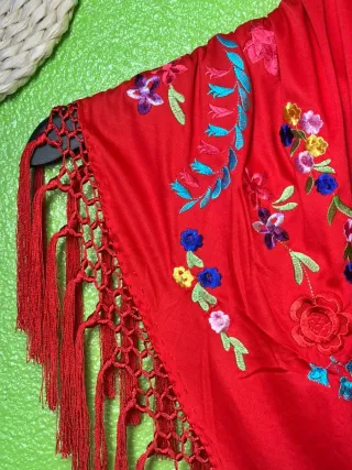 Mantoncillo bordado con flecos