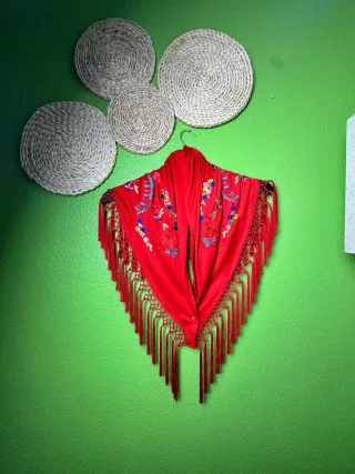 Mantoncillo bordado con flecos