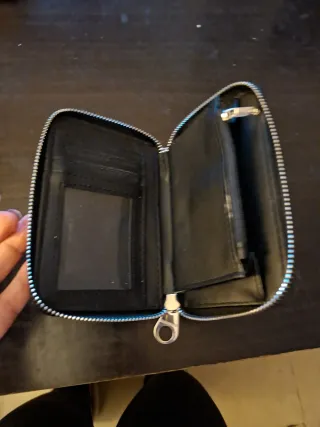 Monedero negro con flores blancas