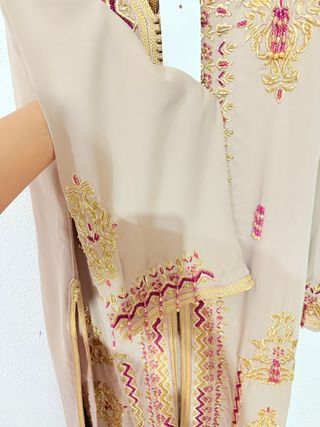 Caftán Beige Bordado Dorado