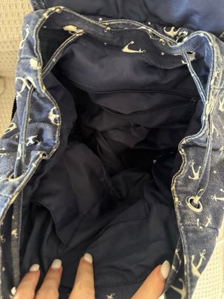 Mochila azul con anclas blancas