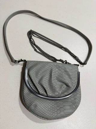 Bolso gris con cadena de BLANCO